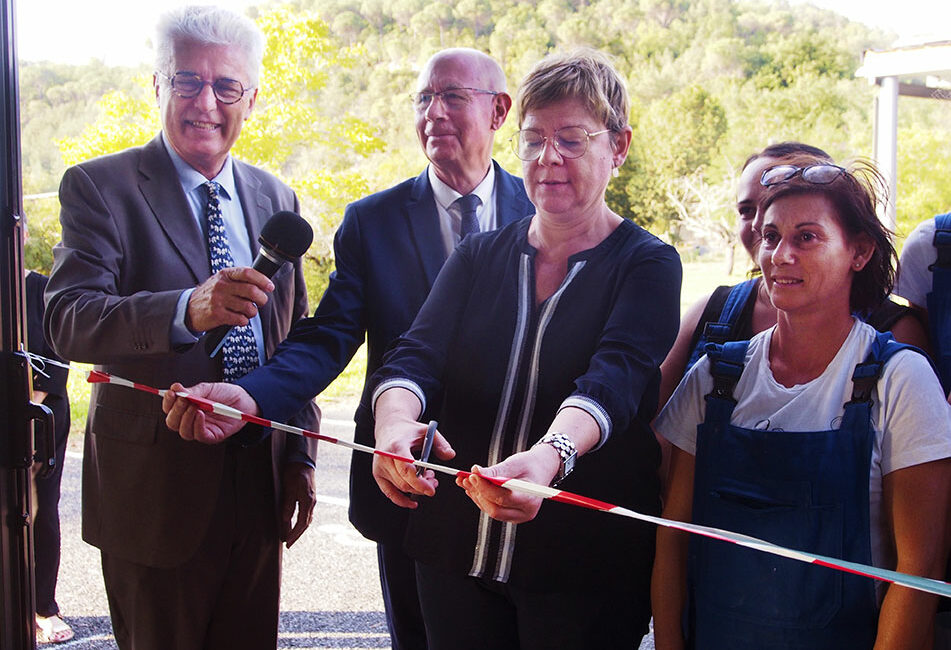 Inauguration : la préfète coupe de ruban d'entrée de l'Atelier des filaos, entourée d'une salariée, du président de Solidarité Femmes 46 Michel Arnoux et du président de la Communauté de communes Serges Bladinières.